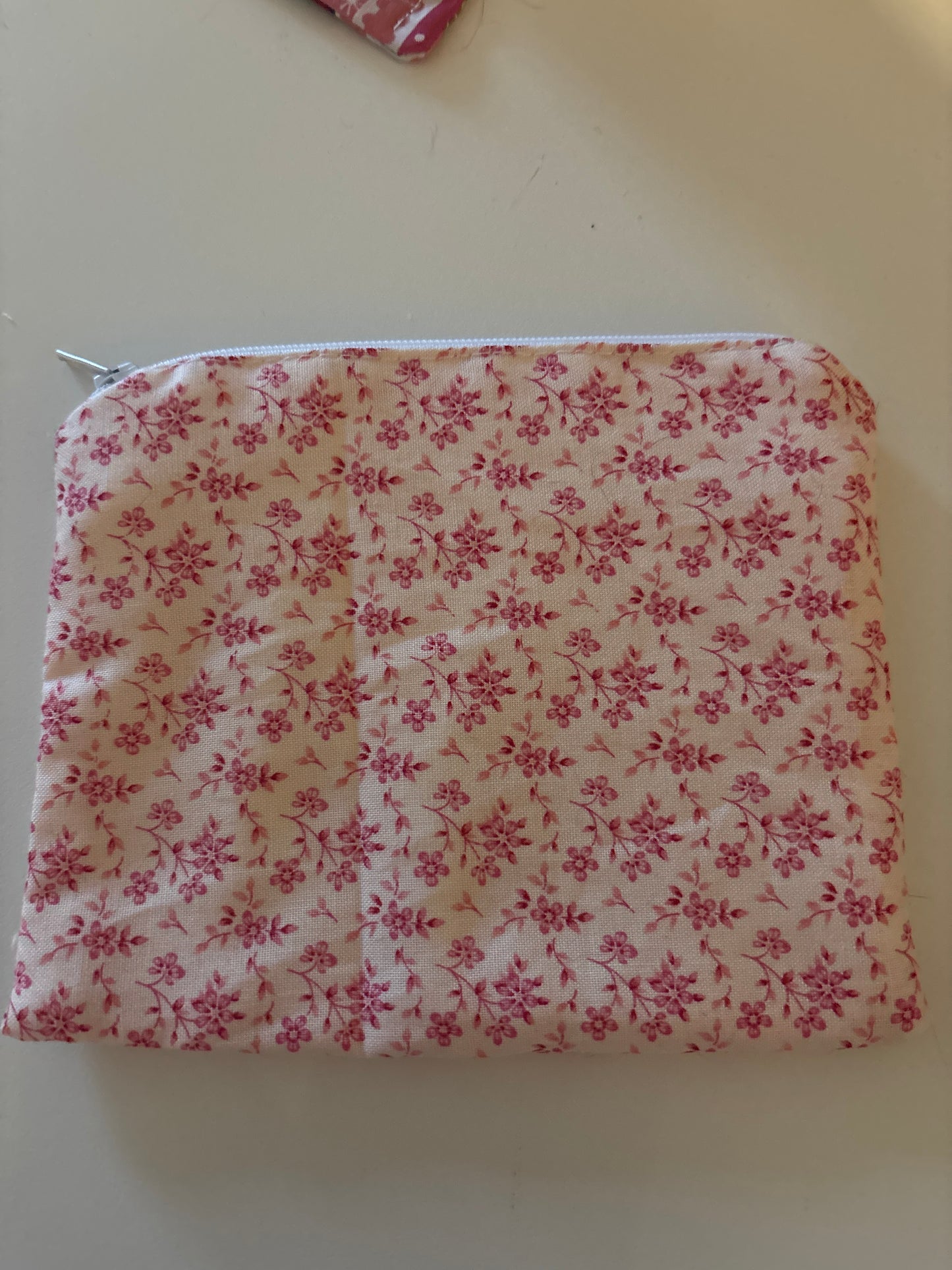 pochette à zip fleur rose