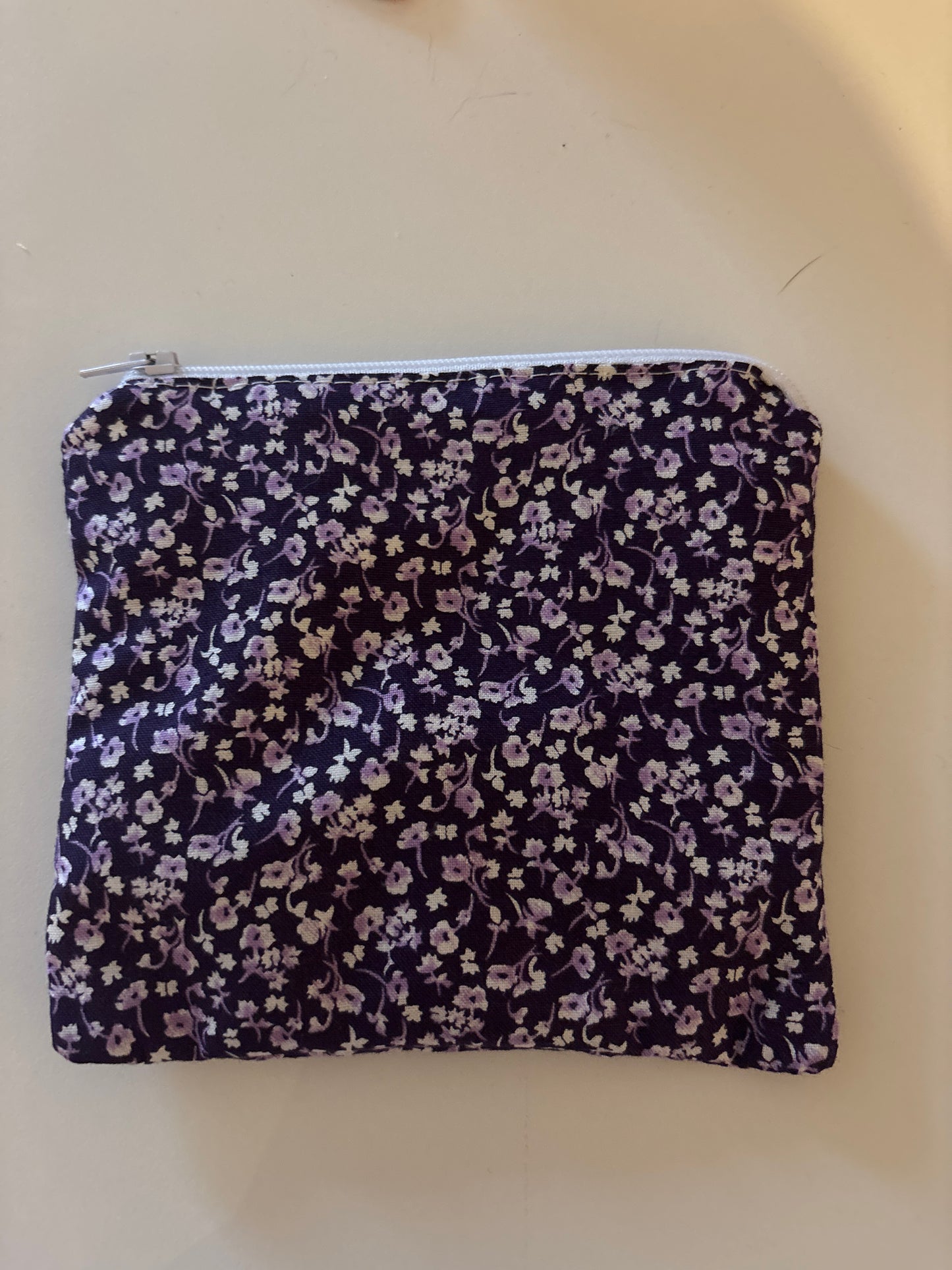 pochette à zip fleur violette