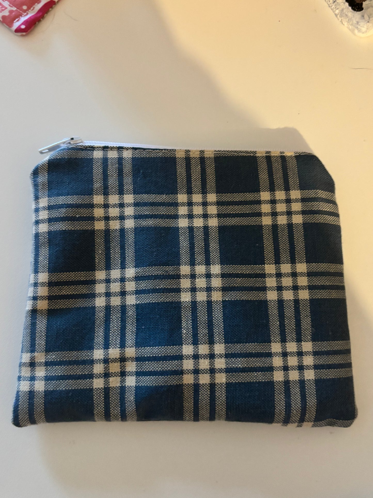 pochette à zip carreaux bleu