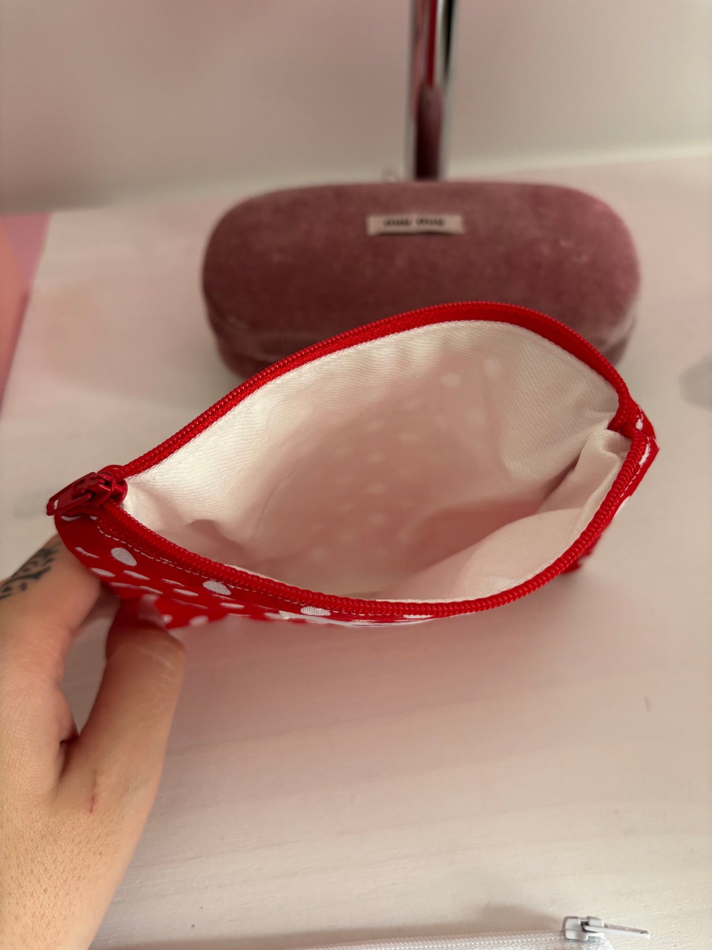 pochette à zip rouge à pois