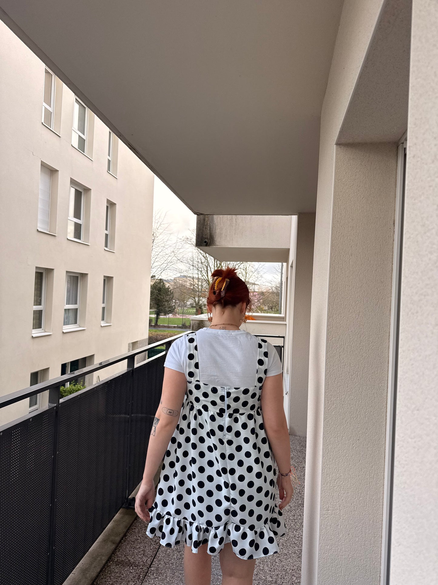 Robe courte Froufrou blanche à pois noir