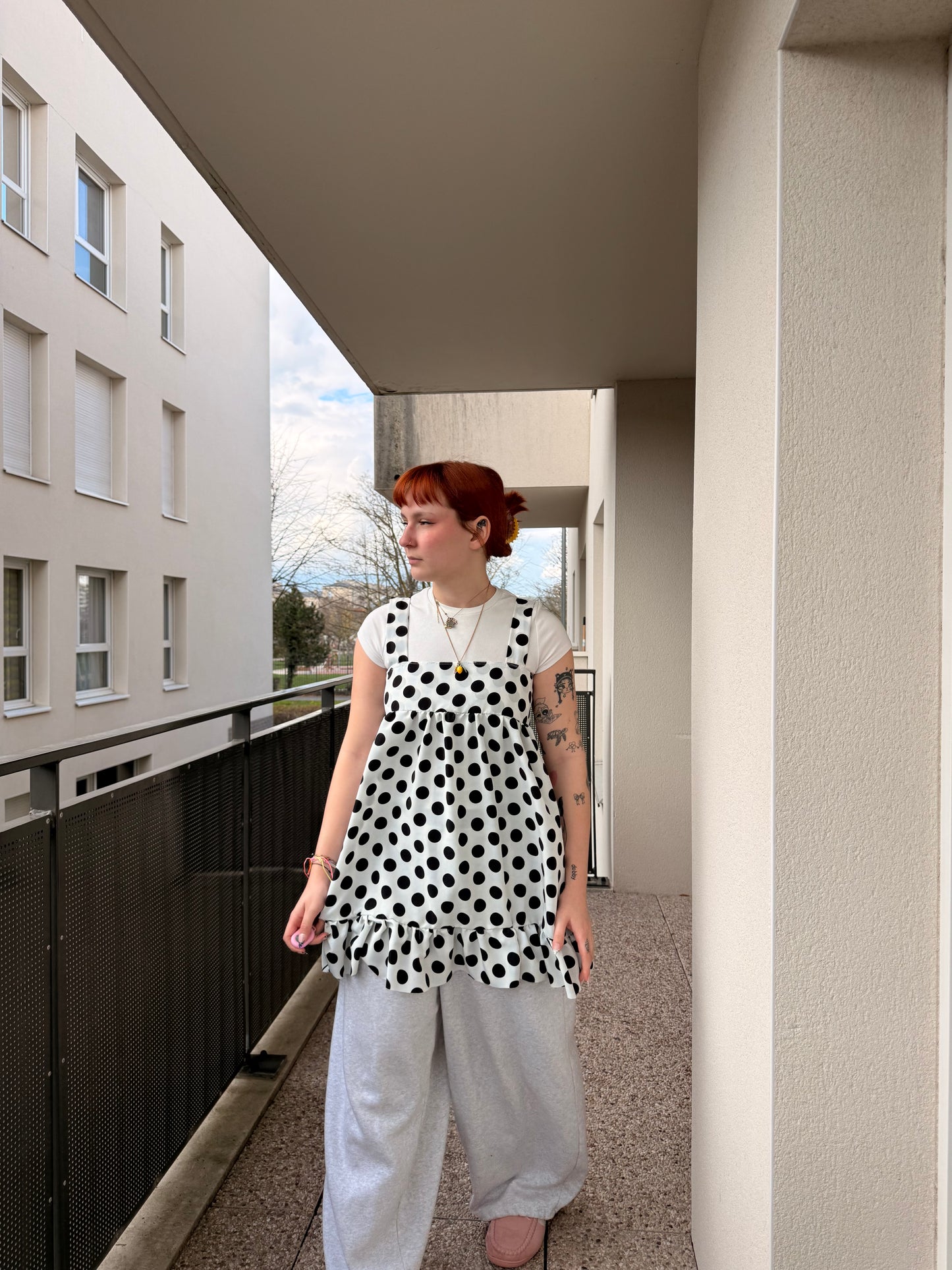Robe courte Froufrou blanche à pois noir