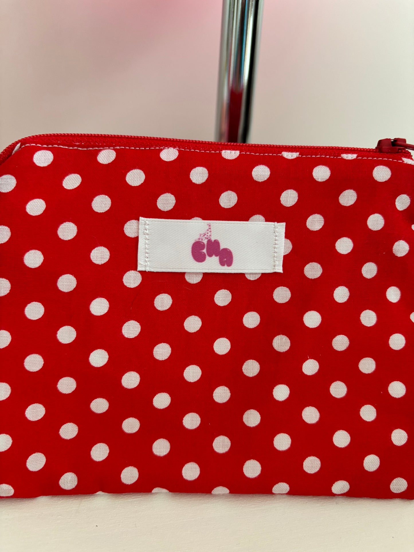 pochette à zip rouge à pois